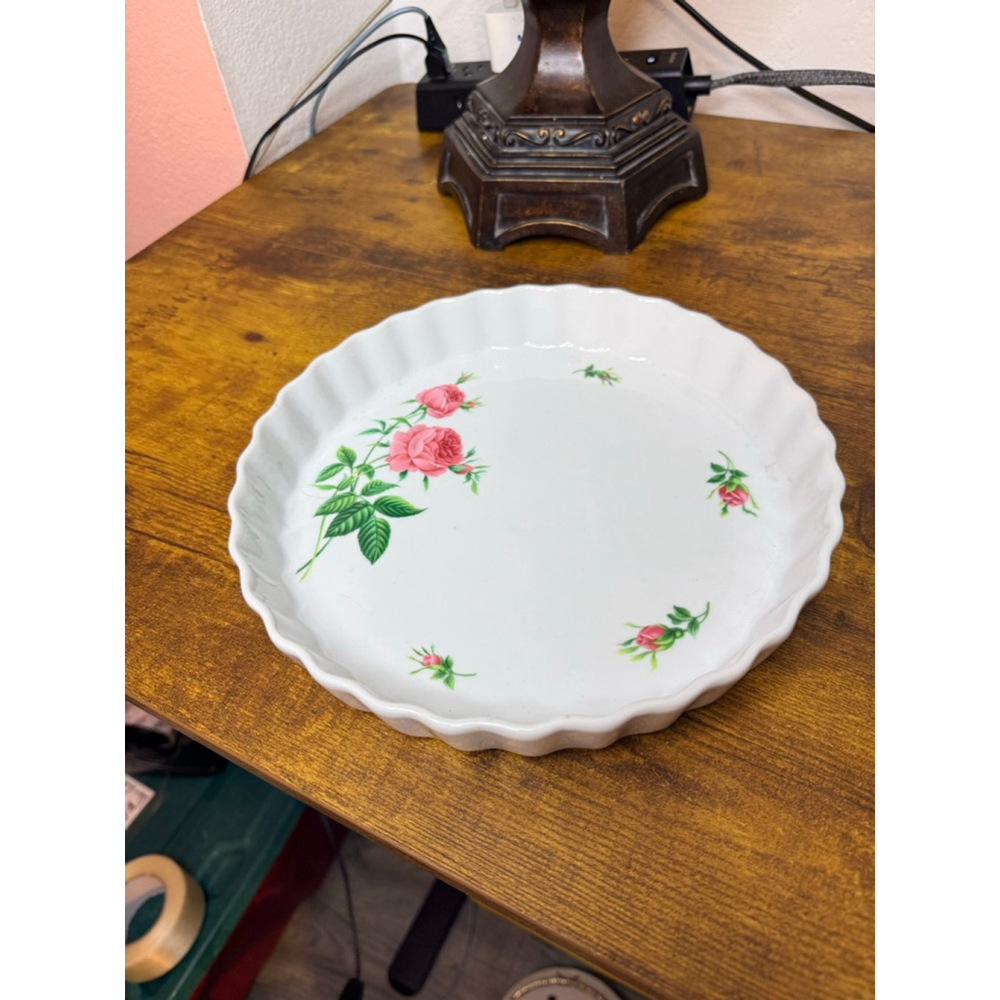 Christineholm pie plate pink roses 10 inch. One and a half inch deep. - Picture 3 of 7